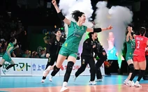 Thanh Thúy nhận quà sinh nhật đặc biệt từ làng bóng chuyền đỉnh cao