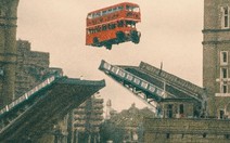 Có hay không khoảnh khắc xe buýt 2 tầng ở London 'nhảy' qua cầu?