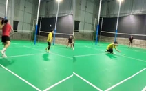 Thanh niên tắm ba lần trên một dòng sông