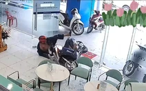 Đi đứng kiểu này tốn cửa kính lắm