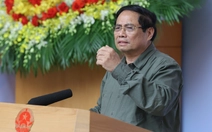 Trở về từ miền Trung, Thủ tướng họp bàn xây dựng lại nhà bị sập đổ, sửa nhà tốc mái cho người dân