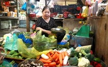 Mưa gió kéo dài, giá rau củ về chợ TP.HCM tăng mạnh