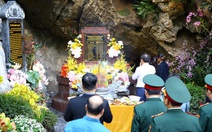 Hang đá nơi 8 thanh niên xung phong hy sinh được tôn tạo thành mộ chung của liệt sĩ