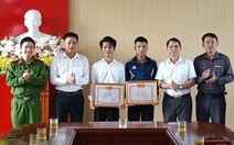 Khen thưởng nam sinh lớp 11 cùng hai người dũng cảm cứu người đuối nước