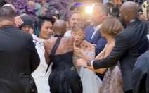 Chân dung fan cuồng 'tấn công' Ariana Grande trên thảm đỏ