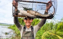 Dân miền Tây cười sảng khoái vì đặt lờ, kéo lưới rùng mùa nước nổi dính nhiều cá đồng