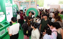 Xếp hàng thử thách phân loại rác, làm trắc nghiệm xanh