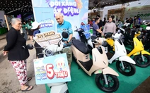 Chồng gần 70 tuổi hào hứng chở vợ đến Việt Nam Xanh để 'đổi xe xăng lấy xe điện'