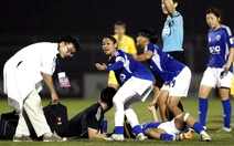 Nữ cầu thủ Singapore đổ gục, phải cấp cứu ngay trên sân Thống Nhất