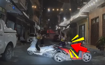 Nhóm phụ nữ lớn tuổi chặn xe máy giữa đường để... tập văn nghệ