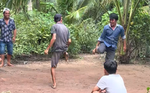 Hai thanh niên ngã sấp mặt vì chơi chọi gà bằng chân quá nhiệt tình