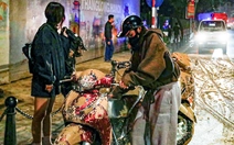 Bùn nhão tràn trên phố trung tâm Hà Nội làm nhiều người ngã dúi dụi, công an vào cuộc