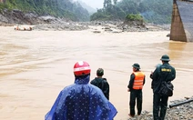 Giải cứu 2 người dân đi làm rẫy bị 'mắc kẹt' do nước lũ