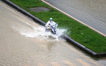 Huế mưa lớn nhất nước, chính quyền cho học sinh nghỉ học và bật còi hú cảnh báo ngập lụt