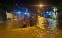 Nhiều khu vực của Phú Yên cũ lại gặp lũ lụt lớn, nước cuốn trôi cả xe khách đang dừng