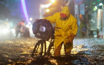 Đi qua ‘tứ giác ngập’ ở Gò Vấp cũ, mưa là dắt xe