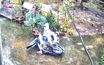 4 nữ sinh ngã dập mông vì nền bê tông trơn