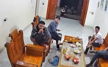 Tác hại của việc hát karaoke mà không có tay vịn