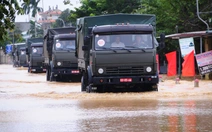 Chủ tịch nước Lương Cường đi xe đặc chủng quân đội vào vùng ngập Đà Nẵng dự Ngày hội đại đoàn kết