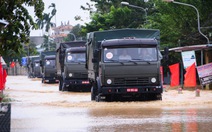 Chủ tịch nước Lương Cường đi xe đặc chủng quân đội vào vùng ngập Đà Nẵng dự Ngày hội đại đoàn kết