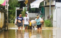 Lũ rút, dân Khánh Hòa vừa dọn nhà vừa nơm nớp lo lũ mới