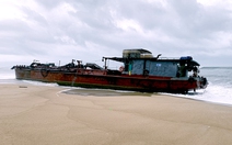 Tàu sắt bị sóng đánh mắc cạn ở Quảng Ngãi