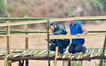 Cầu bê tông bị lũ cuốn sập, quân dân làm cầu tre giúp 1.200 người thoát cô lập