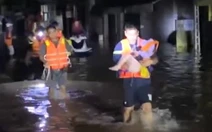 Khánh Hòa: Lực lượng chức năng túc trực xuyên đêm cứu dân vùng ngập sâu, mưa lũ