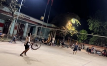 Cao thủ ôm xe đạp chơi bóng chuyền khiến đối thủ thua tâm phục khẩu phục