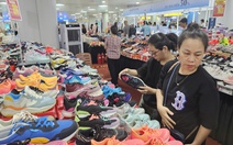 Cuối năm, người dân TP.HCM 'săn' hàng hiệu giảm giá đến 80% ở đâu?