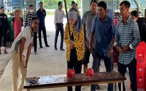 Quyết không đập trúng heo đất dù được con cháu nắm tay chỉ tận tình