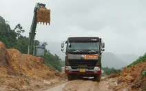 Cao tốc La Sơn - Hòa Liên vẫn chưa thông: Nhiều chỗ sạt lở, nứt mặt đường nguy hiểm