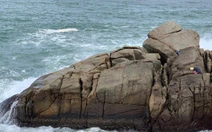 1 người đàn ông đi câu cá bị sóng đánh rơi xuống biển mất tích