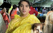 Miền Trung mưa như trút nước: Cứu người đàn ông cầm cự bằng nước suối hai ngày qua