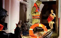 Phú Yên lại mưa như trút, cứu hộ xuyên đêm cứu người trong lũ dữ