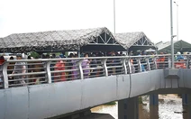 Quân đội dựng lều dã chiến trên cầu vượt ở Nha Trang để ứng cứu người dân