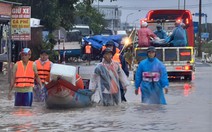Lũ lụt miền Trung: ít nhất 50 người chết, mất tích; Tiếp tục cứu hộ trong đêm