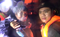 Miền Trung mưa như trút nước: Cứu dân trong đêm, hỗ trợ thực phẩm hành khách đường sắt kẹt ở Phú Yên