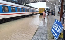 Đường sắt qua miền Trung tê liệt, ảnh hưởng hơn 2.000 hành khách