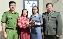 Rùa đất quý hiếm lạc vào khu dân cư, cô gái báo phường để thả về tự nhiên