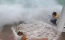 Một con tàu bị sóng đánh dữ dội ở Thái Bình Dương?