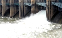 Thủy điện Trị An tăng xả lũ qua đập tràn lên 800m³/s, vùng hạ lưu chủ động phòng ngừa