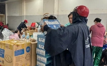 Gom góp nhu yếu phẩm tiếp sức bà con miền Trung mùa mưa lũ