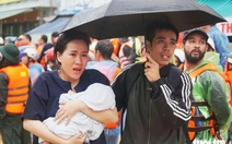 Người dân vùng lũ Nha Trang: Thấy ca nô tới mừng phát khóc sau đêm co ro, run rẩy trên mái nhà