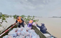 Ở trên mái nhà kiệt sức, thiếu thức ăn, thấy ca nô của bộ đội đến dân mừng rơi nước mắt