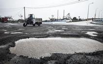 Tuyến quốc lộ nối Bình Định và Phú Yên đầy ổ gà, ổ voi sau mưa lũ