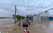 Đoàn xe Bí thư Đắk Lắk che chắn cho người dân qua đoạn ngập