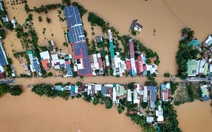 Nhìn bà con vùng lũ lụt mà lòng như lửa đốt, 'thương quá đồng bào ơi'!