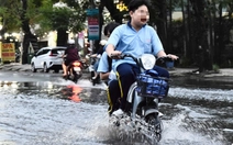 Học sinh TP.HCM lội nước giờ tan trường do triều cường đạt đỉnh