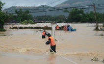 Sau hai ngày dầm lũ, 1.000 hộ dân ven quốc lộ 1 xã Diên Khánh, Khánh Hòa được đưa di tản
